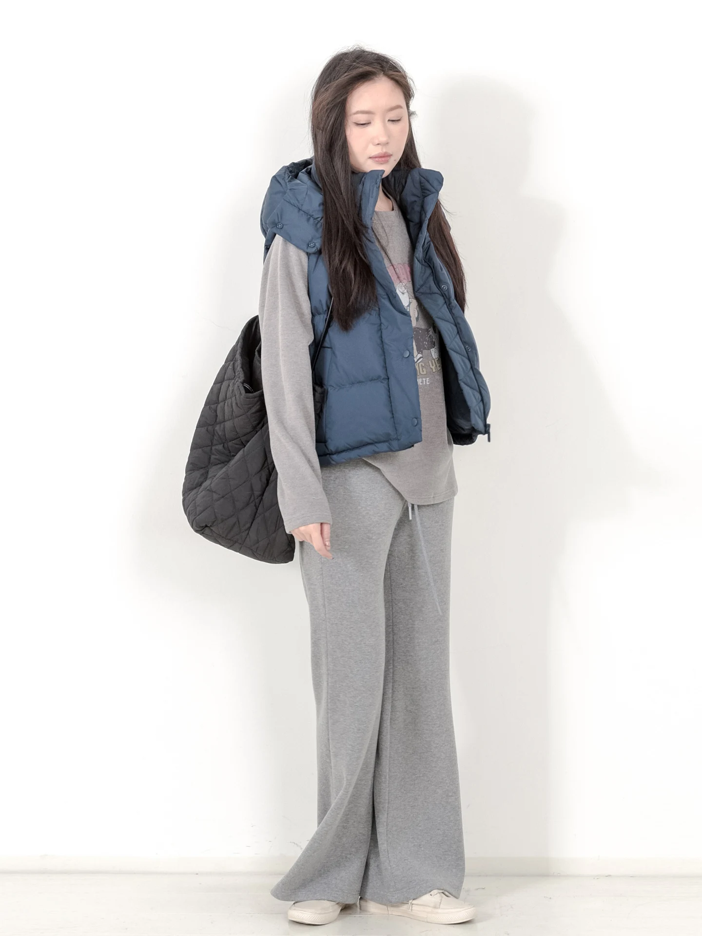 

Женский пуховик-жилет со съемным капюшоном, белый, укороченный, на пуху, пушистый, в университетском стиле, зимний, модный, маленький размер