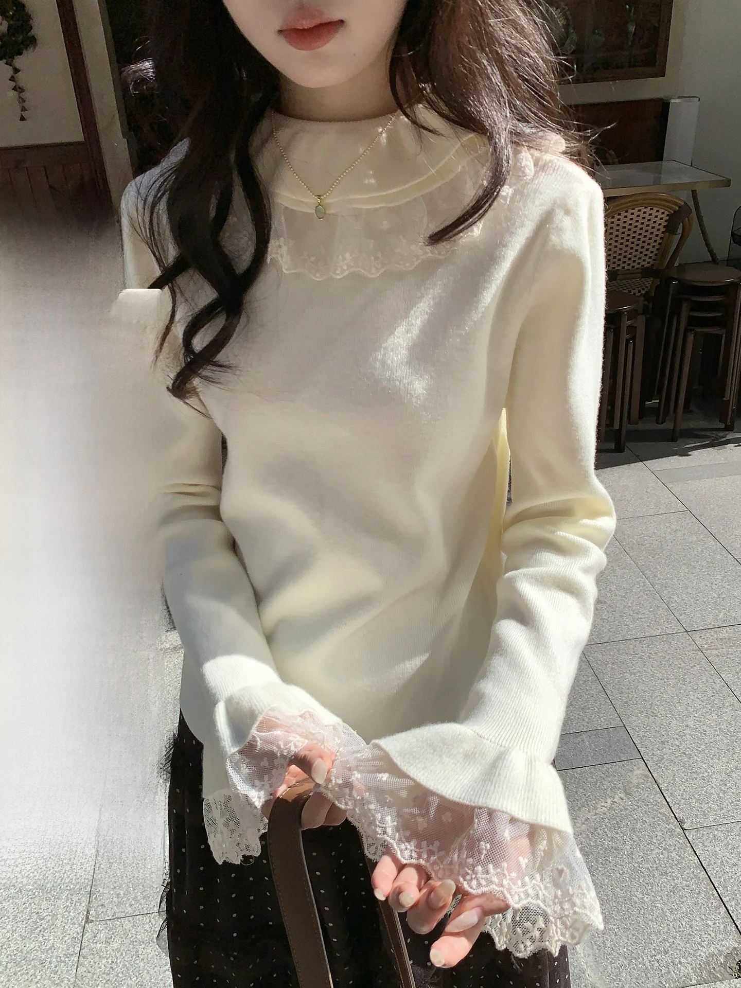 

Holli Korean Sle Soft Lace Splice Bell Sve Base irt Winter New Arrival Ladies Faion Comfortable Long Sve Top
