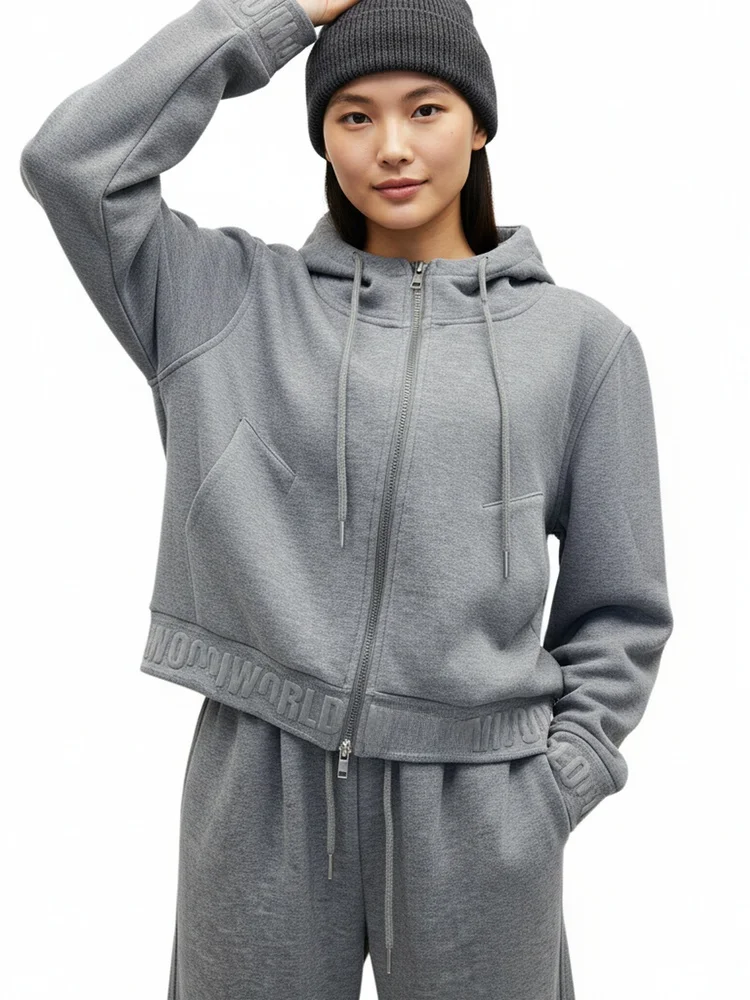 

Комплект из двух предметов: толстовка с капюшоном на флисовой подкладке и брюки с эластичным поясом, повседневный спортивный стиль для женщин среднего возраста.