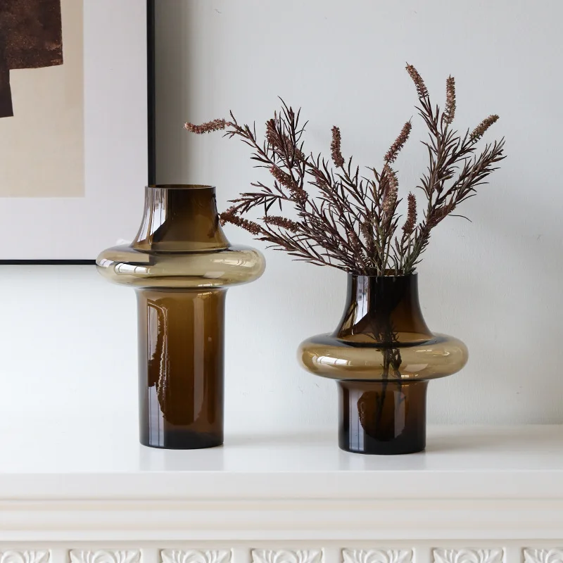 Woonkamer desktop bloemstuk, middeleeuwse koffiekleurige decoratieve glazen bloemenwaren, lichte luxe model kamerdecoratie