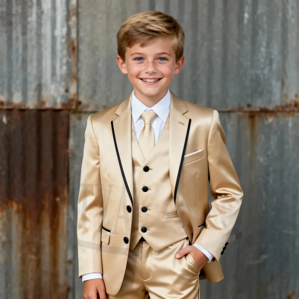 

Детский атласный костюм цвета шампань из 3 предметов: пиджак, жилет, брюки. Премиум-качество, блестящая ткань, приталенный крой. Для мальчиков: на свадьбу, выпускной, вечеринку, конкурс красоты.