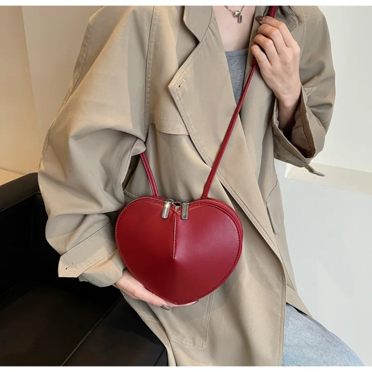 Niche Design Ladies Holiday Gift Love Bag 2023 New Women\'s Sweety Cool Adult Girl Messenger Bag Red Black PU Heart Shoulder Bag