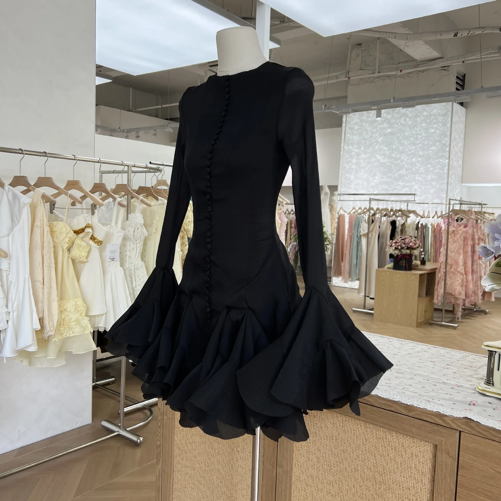 فستان حلو غير متماثل مزين بالزهور مع أزرار، تنورة قصيرة بقصة ضيقة، تصميم فريد من نوعه