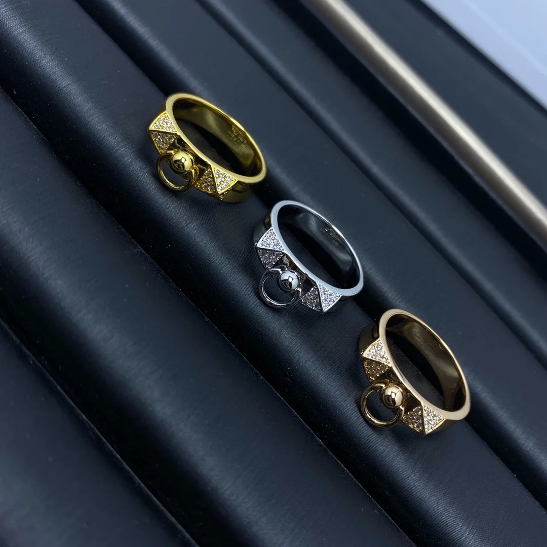 

The new high-version H Family Pagoda Pig Nose ring for women is set with diamonds and features a European and American style. It