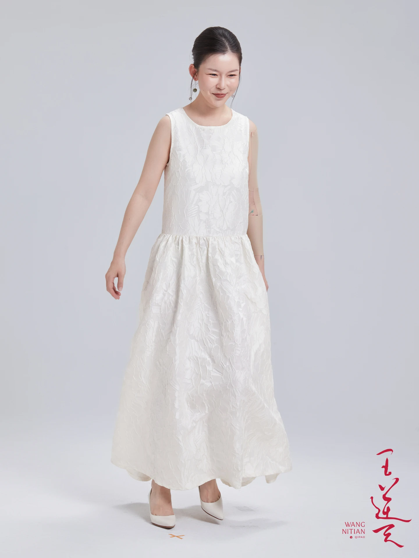 

Белое вышитое длинное платье-футляр, подчеркивающее стройную фигуру, в новом китайском стиле, с завышенной талией, из полиэстера, без рукавов, женское.