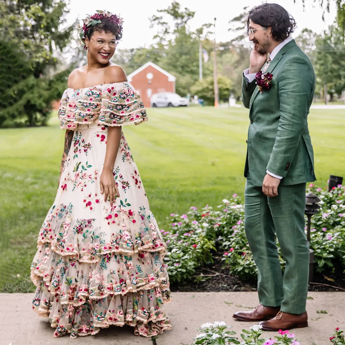 Vestido de novia bordado con volantes escalonados y hombros descubiertos, mangas tipo capa, vestidos de novia de gran tamaño personalizados de cuento de hadas de talla grande