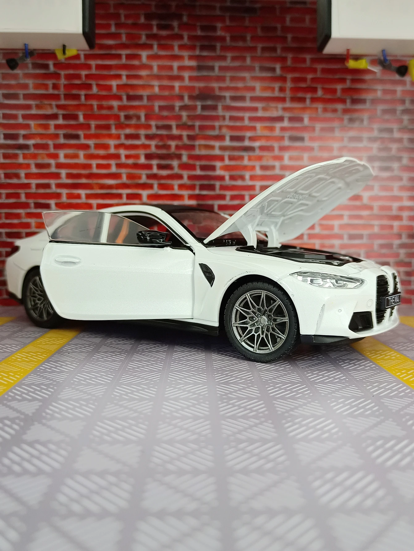 

CCA 1: 23 BMW M4 G82 alloy sports car model acousto-optic toy car door can be opened fine workmanship, and good quality