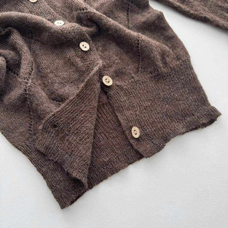 سترة محبوكة بنية على الطراز الكوري للنساء في خريف جديد نحيف عصري مجوف متقاطع أنيق