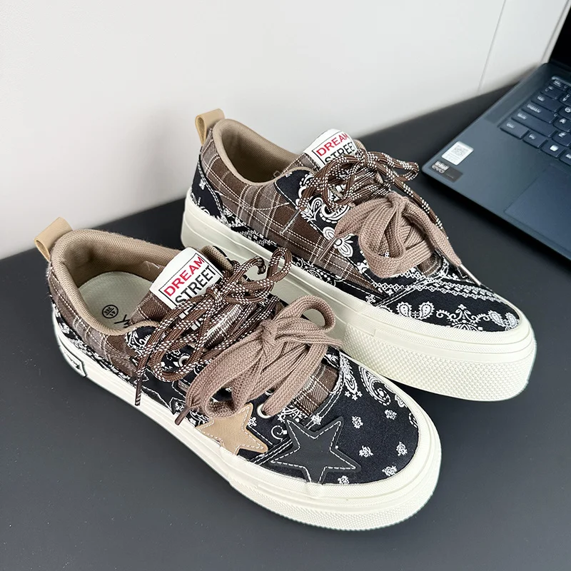 

Retro Brown Canvas Shoes Men 2025 Trendy Printing Vulcanize Shoes Man Comfortable Chunky Board Shoes For Men zapatos de hombre