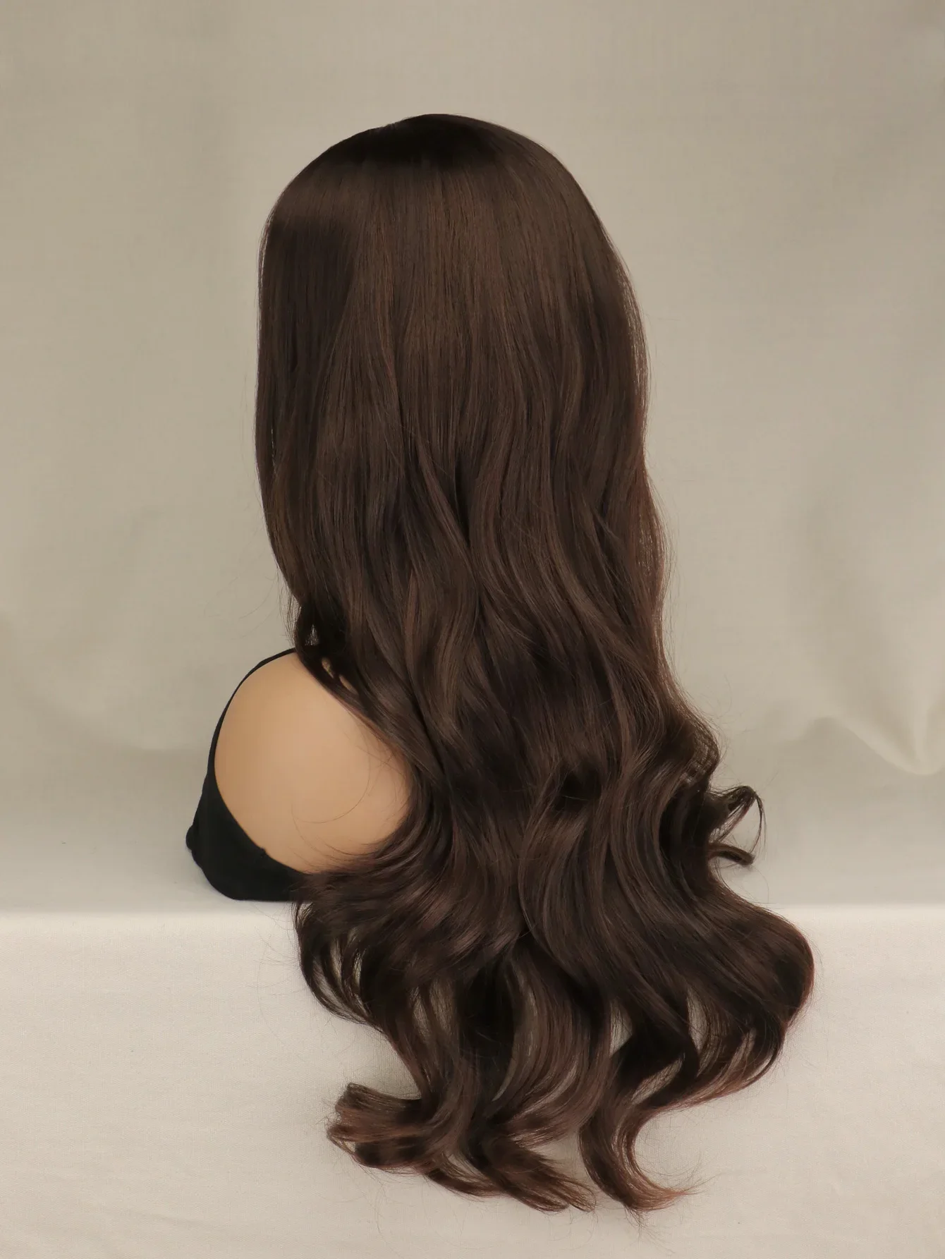 شعر مستعار طويل أسود مموج للنساء ذو مظهر طبيعي وألياف صناعية مقاومة للحرارة ومجعد أشقر فاتح للاستخدام اليومي #4