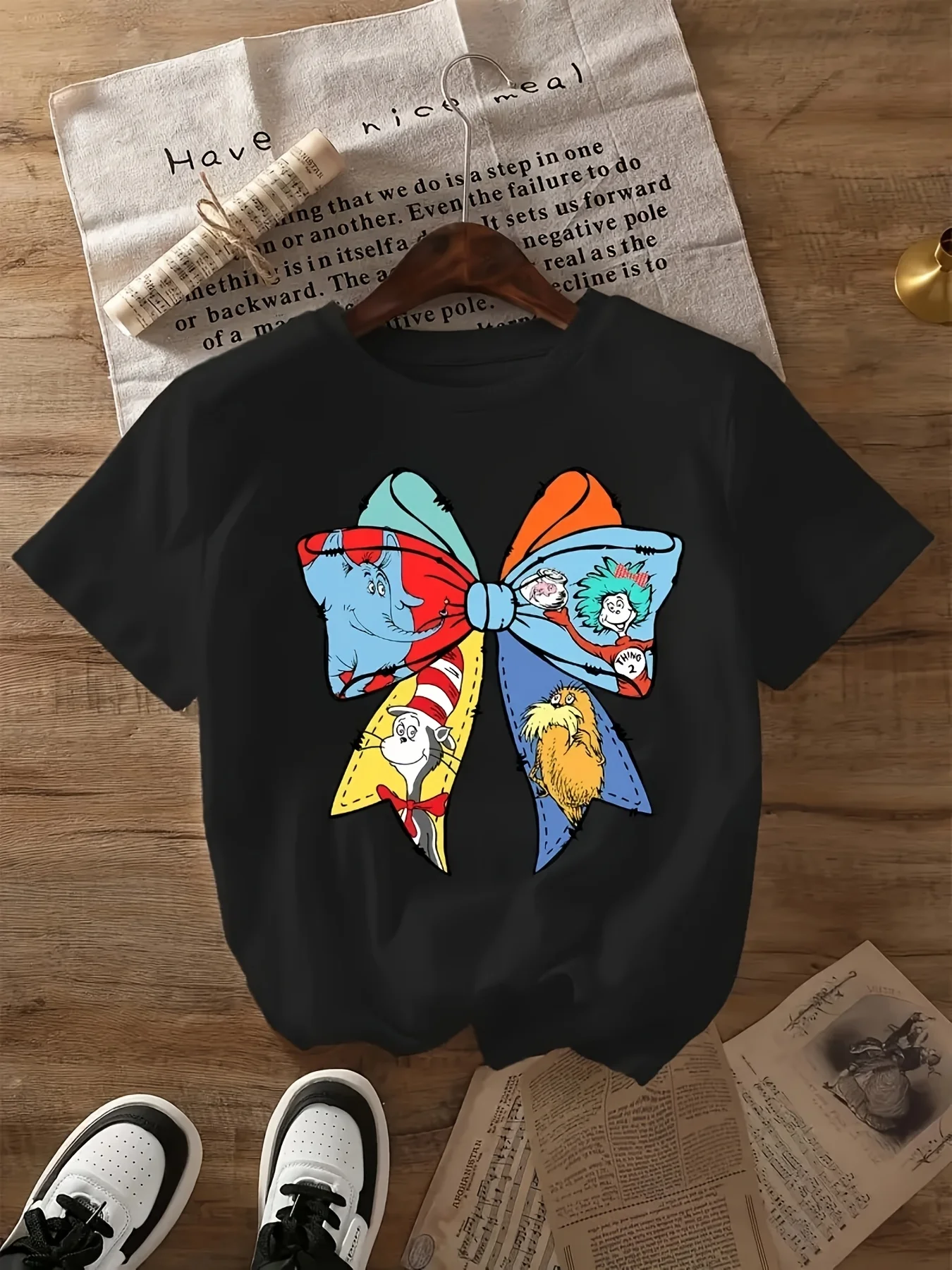 

Модная и минималистичная женская футболка больших размеров с рождественским шарфом и рисунком снеговика — 100% полиэстер с коротким рукавом