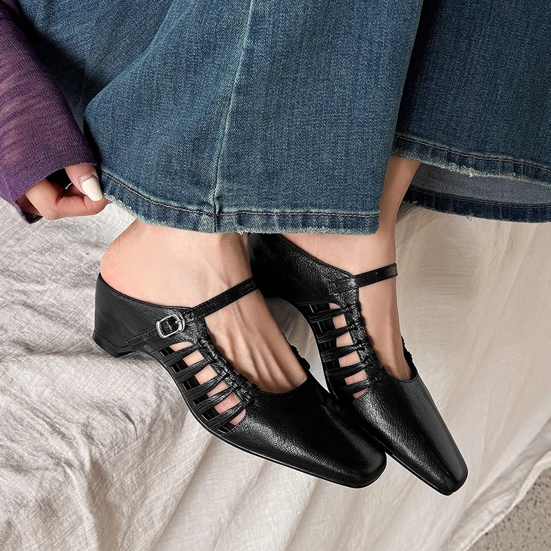 Ausgehöhlte Baotou Damen-Slipper Sommer 2026 Neu Weichsohlige Blockabsatz-Sandalen mit einem Riemen