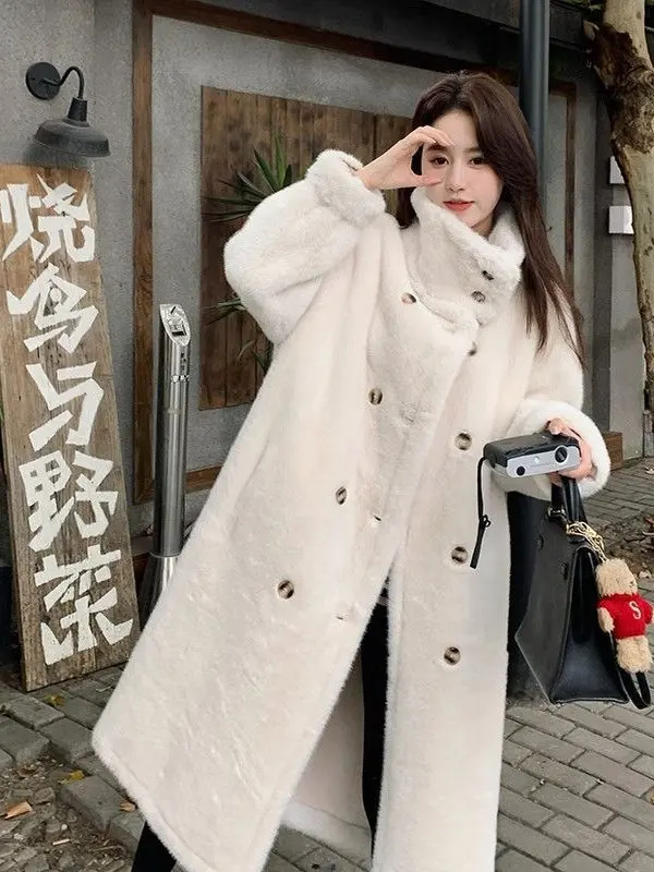 

Белое длинное зимнее пальто из искусственного меха для женщин, модная новинка 2025 года, с интегрированной кожаной и меховой отделкой