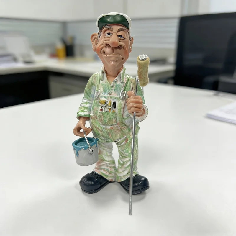 Kreative Maler-Harzstatue als Ornament, lustige und praktische Handwerkerfigur, inklusive Farbroller und Eimer.