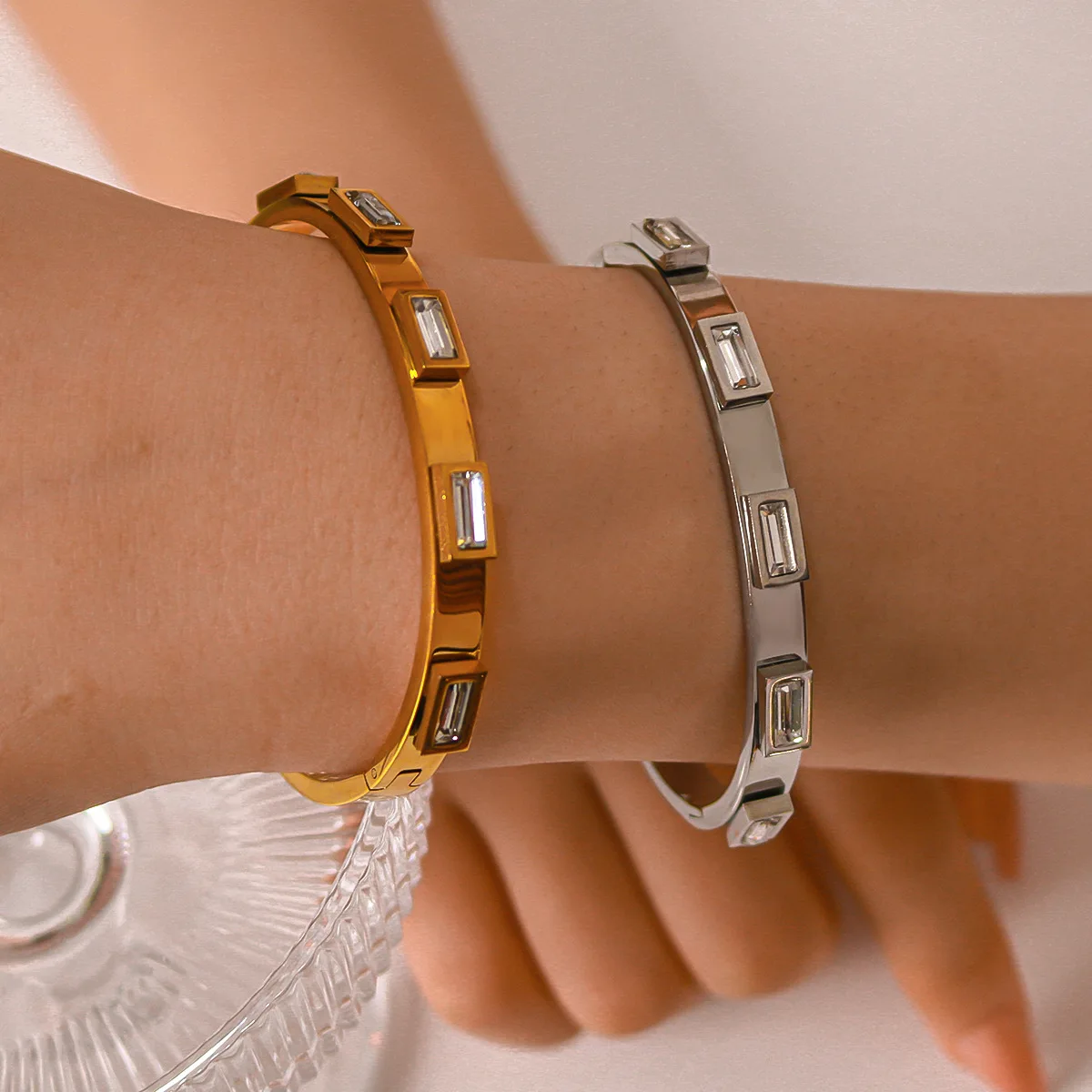 pulseira-de-aco-inoxidavel-cor-dourada-para-mulheres-pulseiras-de-zirconia-com-diamante-embutido-acessorio-de-mao