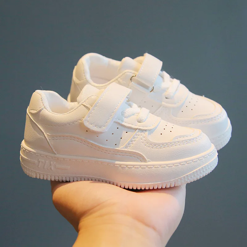 Zapatos blancos para niños y niñas, zapatillas informales de suela blanda con superficie de cuero, primavera y otoño, 2024