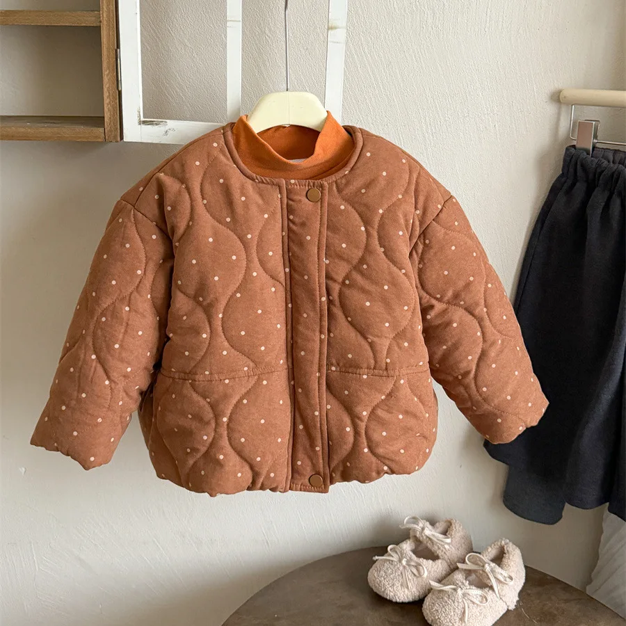 معطف شتوي قطني منقط للفتيات لعام 2025 منتج جديد من سلسلة سين النسخة الكورية فضفاض ومتعدد الاستخدامات