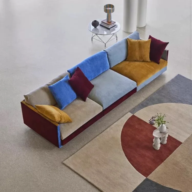 Divano retrò ispirato al design nordico, divano in tessuto dopamina abbinato a colori semplici