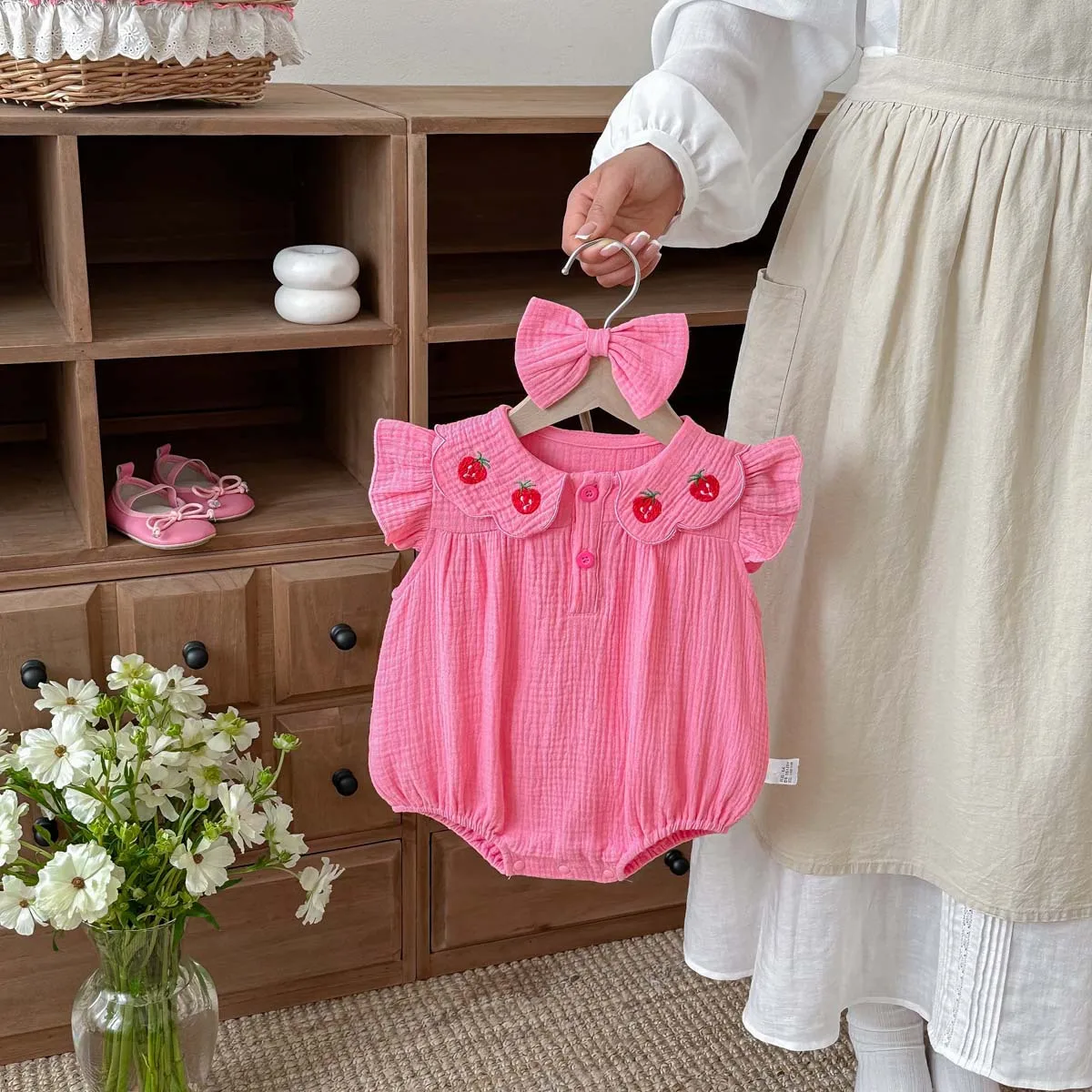 ベビーノースリーブバッグおなら服プリンセスベビー薄手ワンピース百日ガーゼロンパース超可愛い刺繍イチゴ
