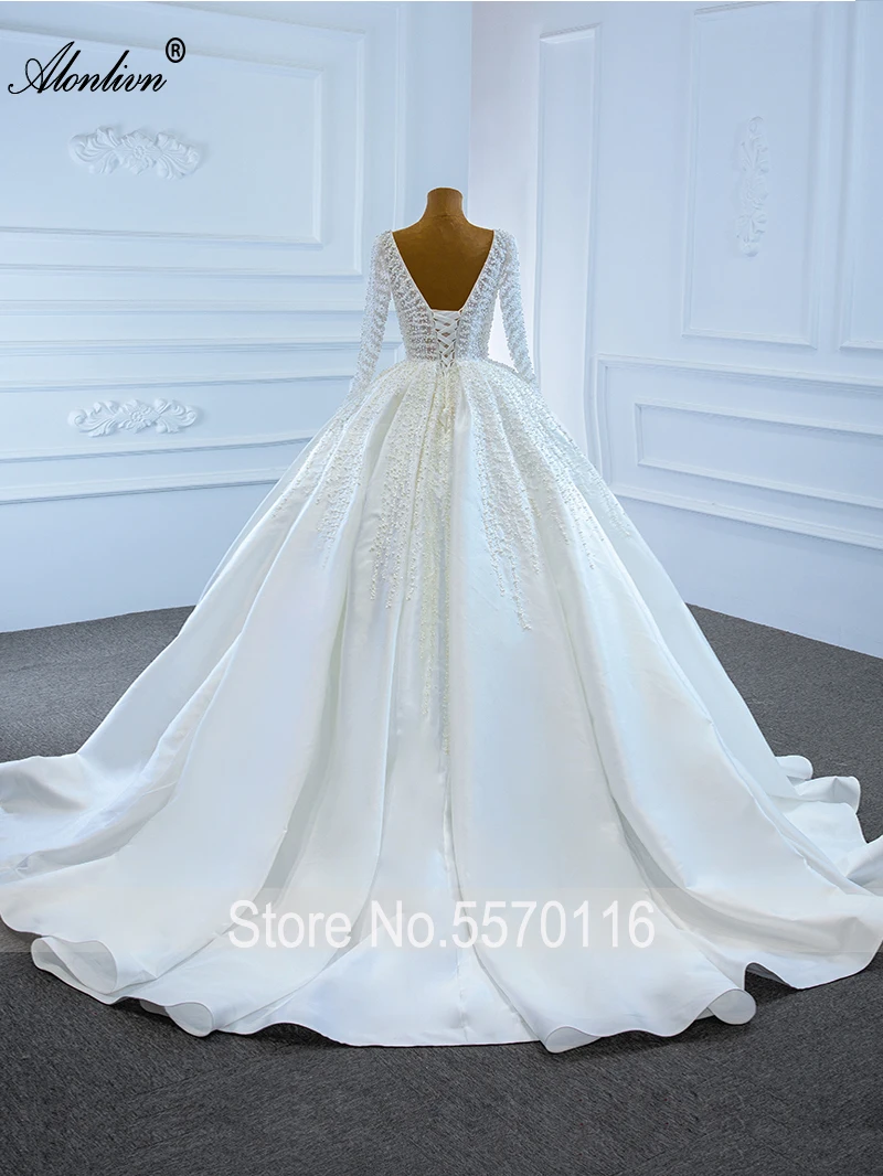 ชุดแต่งงานทรงเอไลน์แบบสั่งตัดของจูเลีย คุย ประดับมุกสวยหรู พร้อมสายรัดคอแบบคอร์เซ็ทและชายกระโปรงยาว