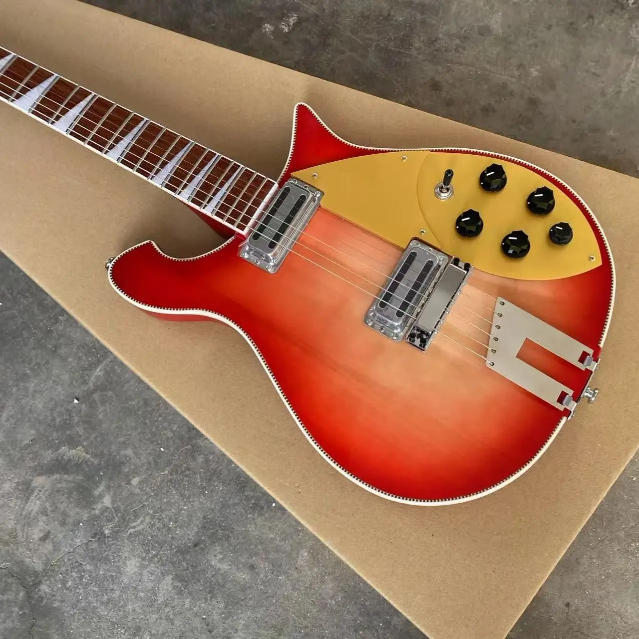 ترابيز الذيل الرقبة من خلال الجسم 660 الغيتار الكهربائي الذهب Pickguard ، الشطرنج ملزمة الكرز انفجار اللون 6 سلسلة الغيتار