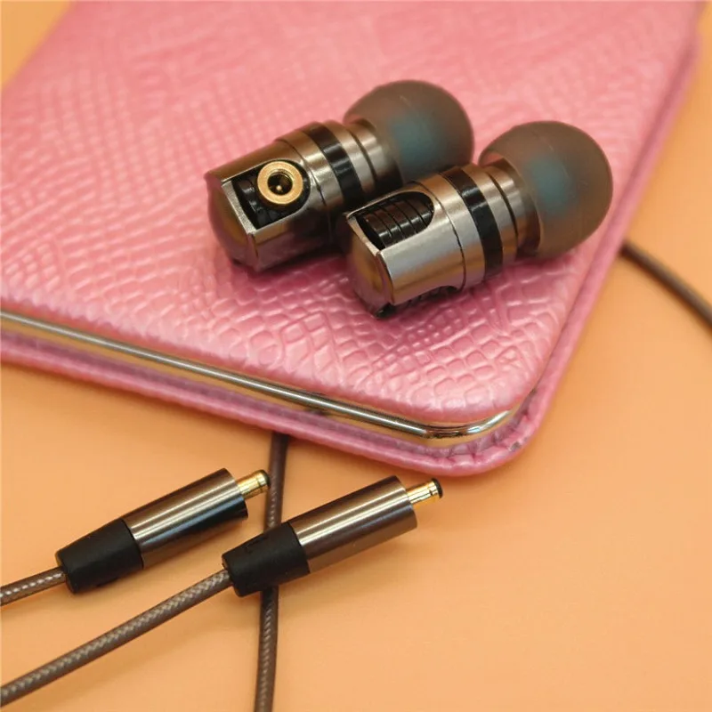 New 846 in-ear 3.5mm To DC Metal Pluggable Wired Earphones American Standard With Detachable Microphone DC Interface