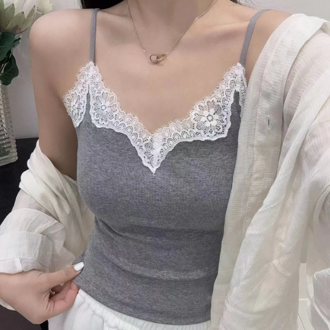 Spitzen-Spaghetti-Träger Damen-Tanktop Sexy Spitzenbesatz Gepolstertes Mädchen-Unterzieh-Oberteil Trägerloses Schöner Rücken Damen-Tanktop