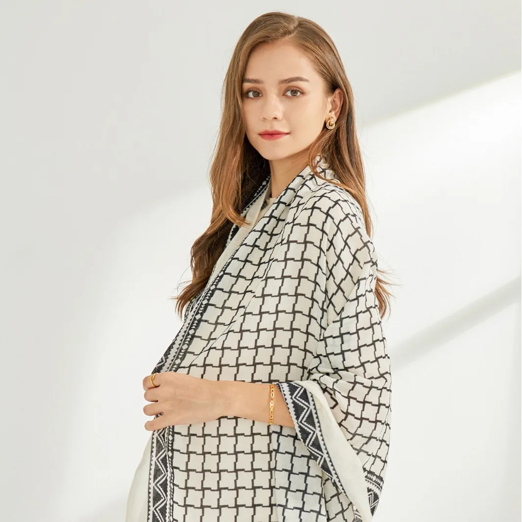 

Новый черно-белый клетчатый шарф из хлопка и льна, универсальный и модный, ношенный в качестве шаль с длинными лесками в клетку.