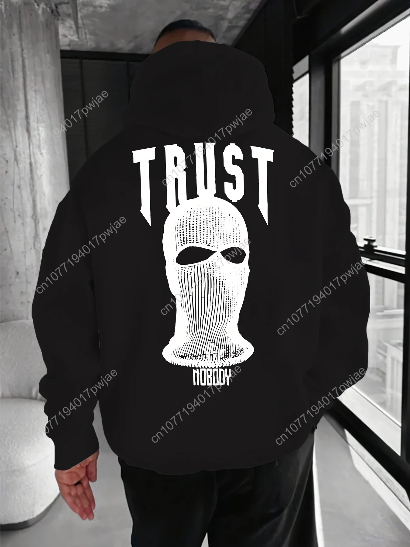 Lässiger Herren-Kapuzenpullover mit Grafikdruck – TRUST NOBODY Text- und Sturmhauben-Design, locker sitzender Pullover, maschinenwaschbarer Frühlings-/Herbststil