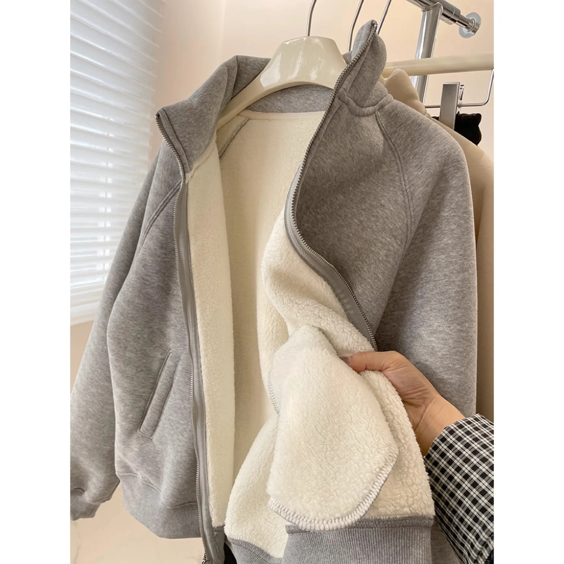 

2025 Winter Lamb Fleece Sweater Jacket Women's Commuter Versatile Warm Casual Stand-Up Collar Zip Cardigan