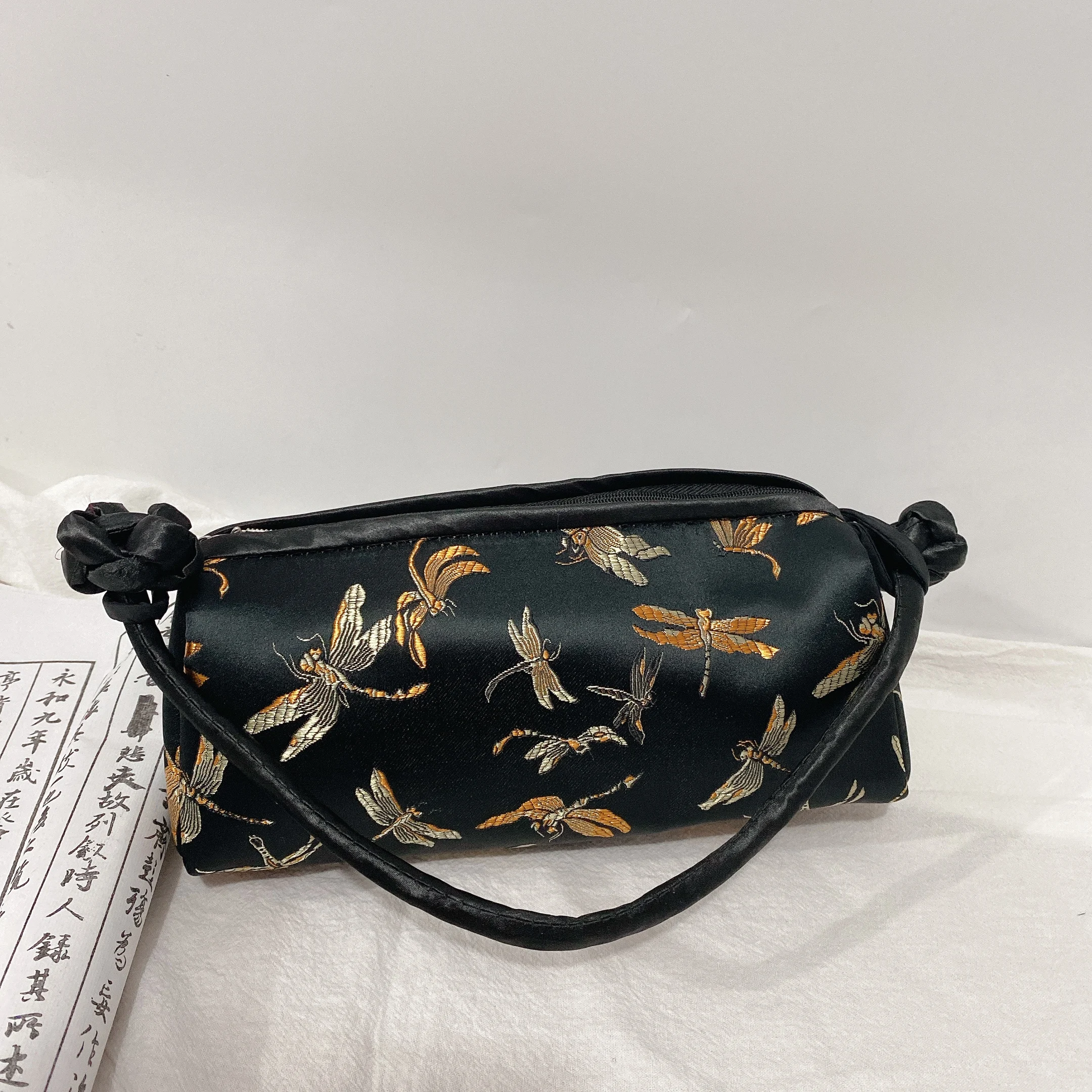 

Chinese Embroidered Silk Button Handbag Wedding Dr Sle Retro Creative Coin Purse New Chinese Sle Festive Gift Bag