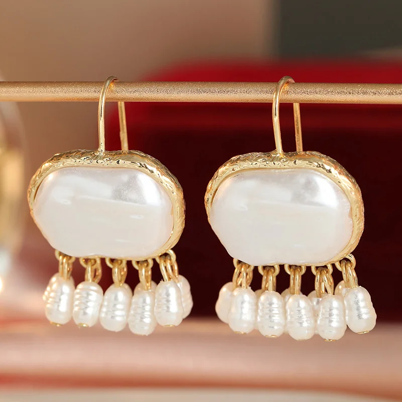 Luxuriöse Damen-Ohrringe mit Hammerschlagmuster, unregelmäßigem Anhänger und Quastendesign – Modisches, wunderschönes Ohrschmuck-Accessoire für Bankette