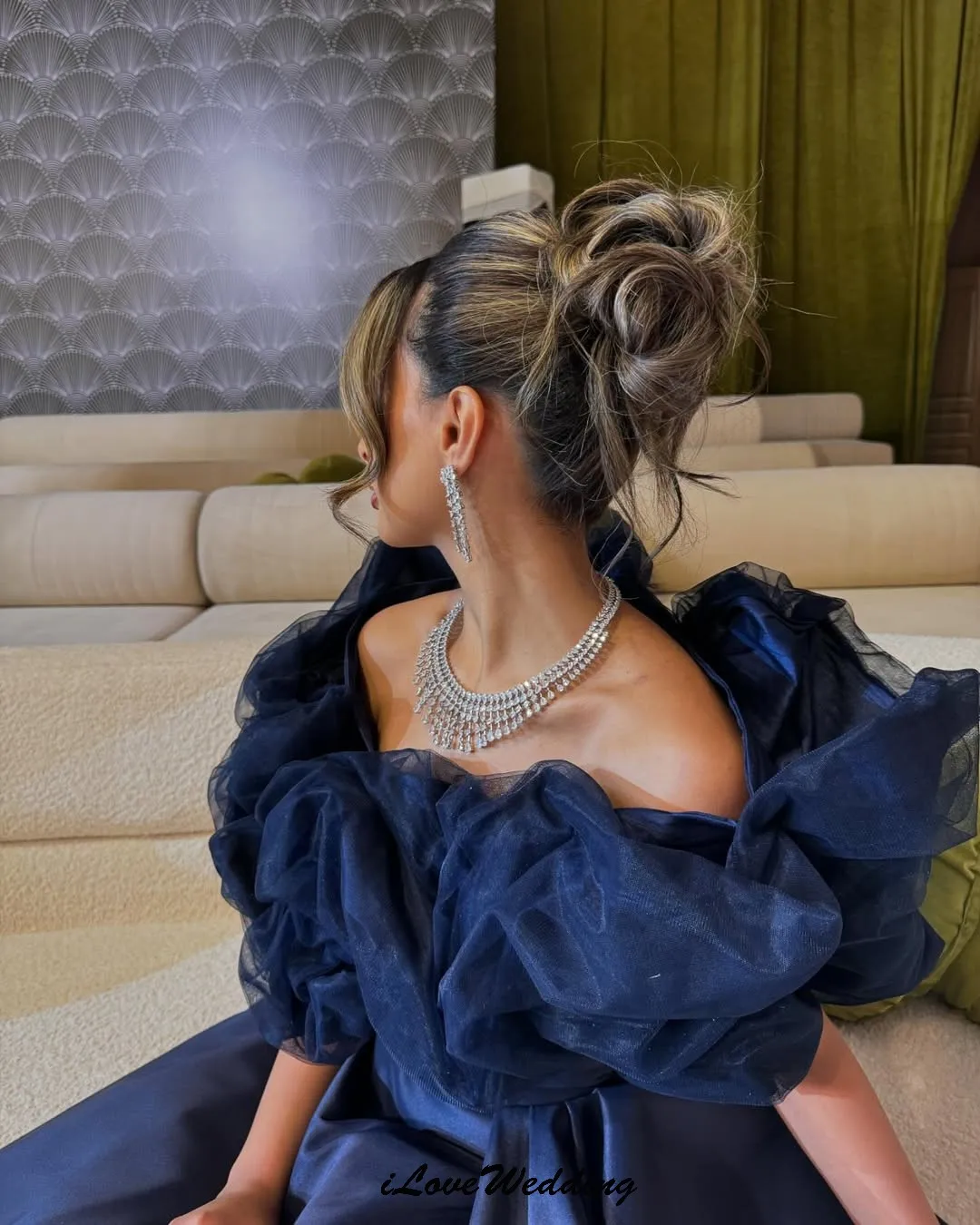 ชุดราตรีสีน้ำเงินกรมท่าแบบสั่งตัด ดีไซน์หรูหรา ปี 2025 ทรงเอไลน์ จับจีบ ชุดงานแต่งงาน ชุดงานเลี้ยง ชุดออกงาน ชุดราตรียาวสำหรับงานกาล่า