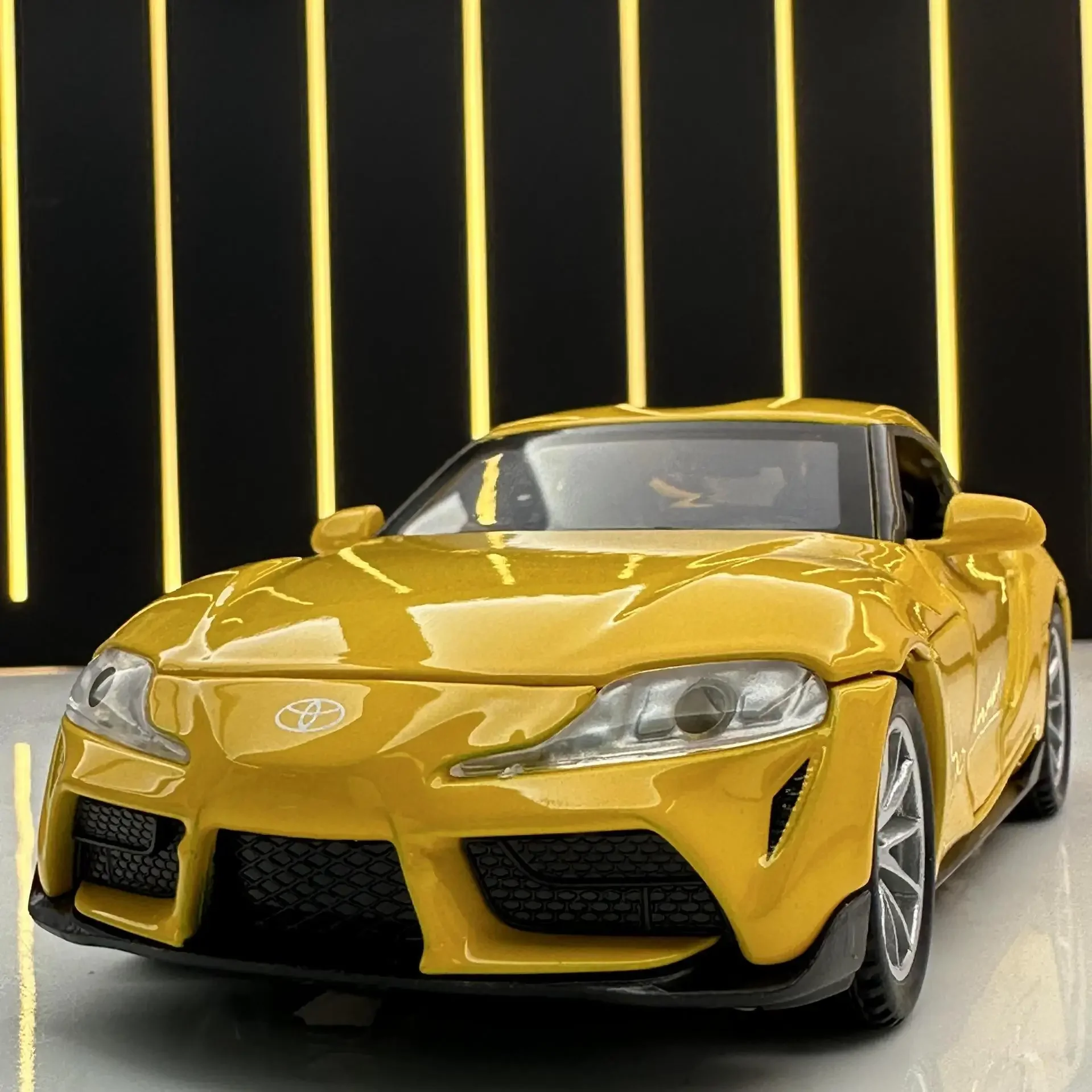 1:32 스케일 휠 다이캐스트 자동차 금속 모델 빛과 소리 모든 새로운 Toyota Supra 스포츠카 풀백 차량 합금 장난감