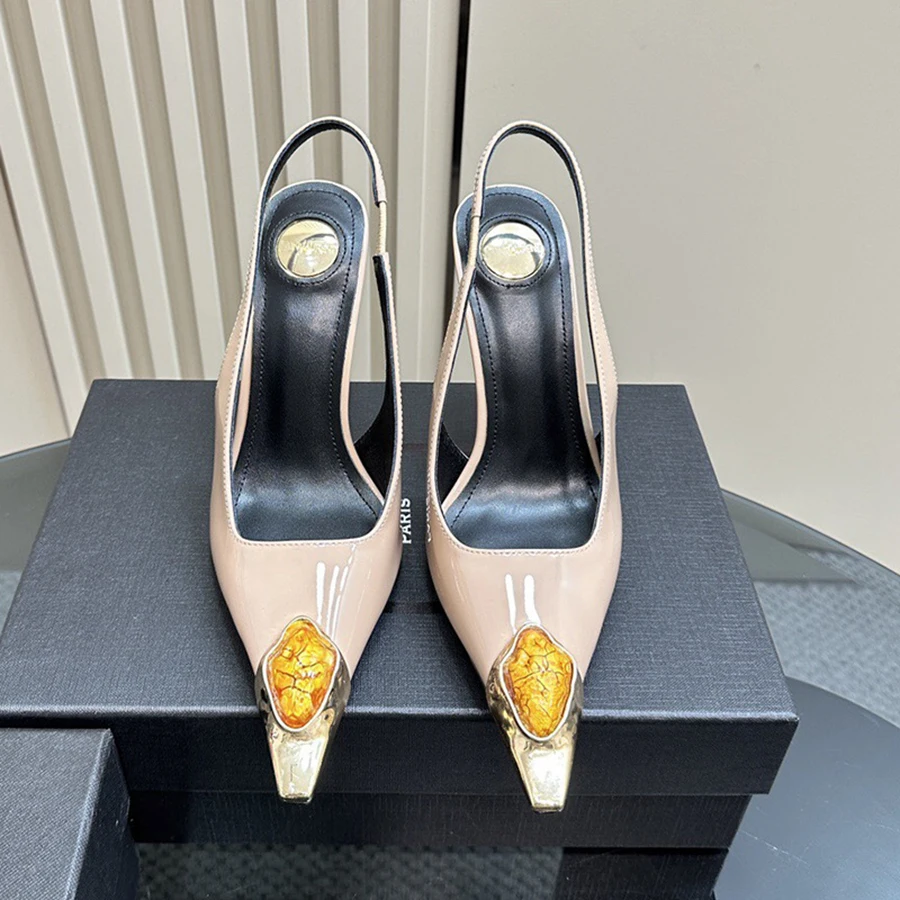 حذاء نسائي بكعب عالٍ بمزاج معدني مدبب مع صنادل مجوفة مثيرة