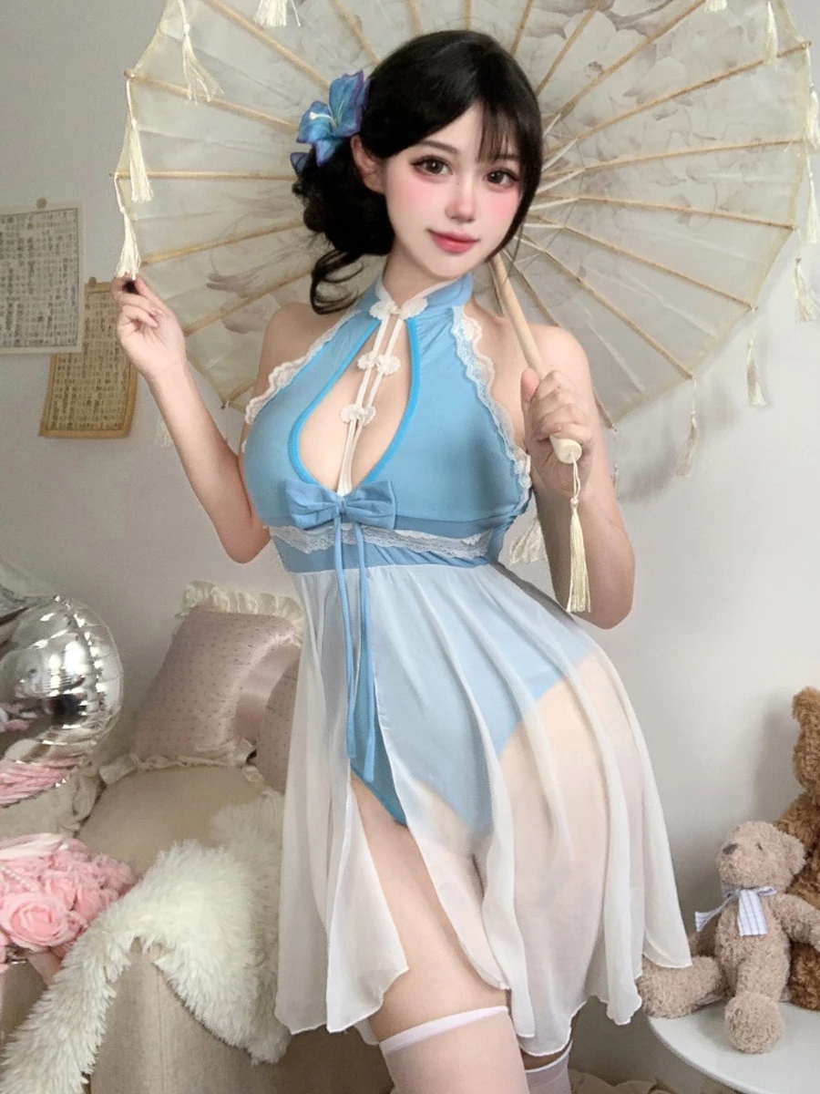 

Ретро-комбинезон с вырезами, низкой горловиной, асимметричным кроем, прозрачными вставками и кружевом, с юбкой