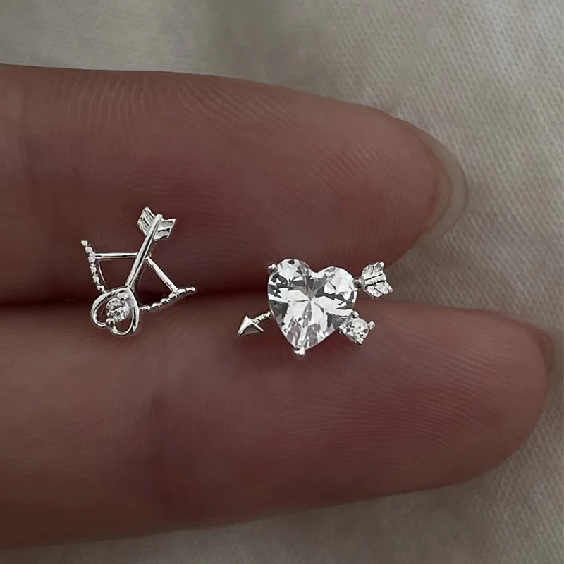 Pendientes asimétricos de aguja de plata 925 para mujer, arete de circonita cúbica con flecha a través del corazón, joyería Simple para Piercing de oreja