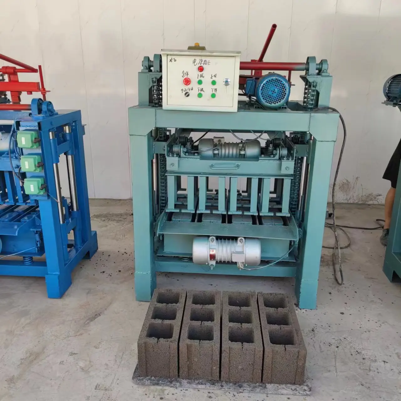 Portable Cement Brick Making Machine Concrete Block Equipment Hollow Block Moulding Line For Construction Site Use 