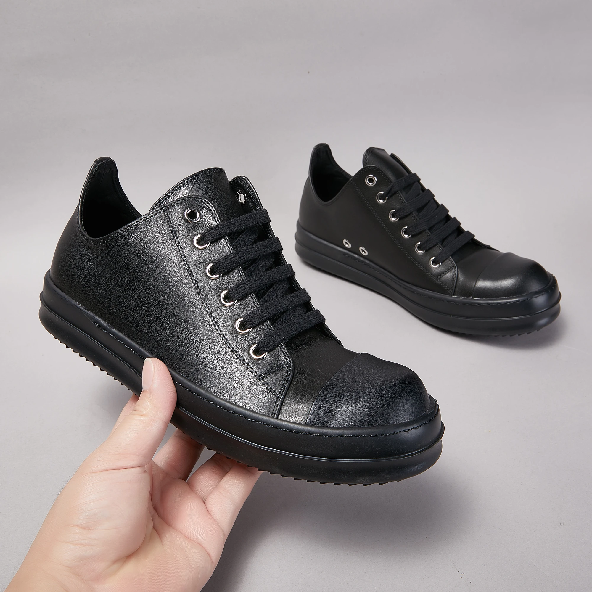 

Men’s Black Leather Low Top Sneakers – Lace-Up Casual Shoes with Thick Sole, Luxury Unisex Fashion Trainers for Streetwear Sty