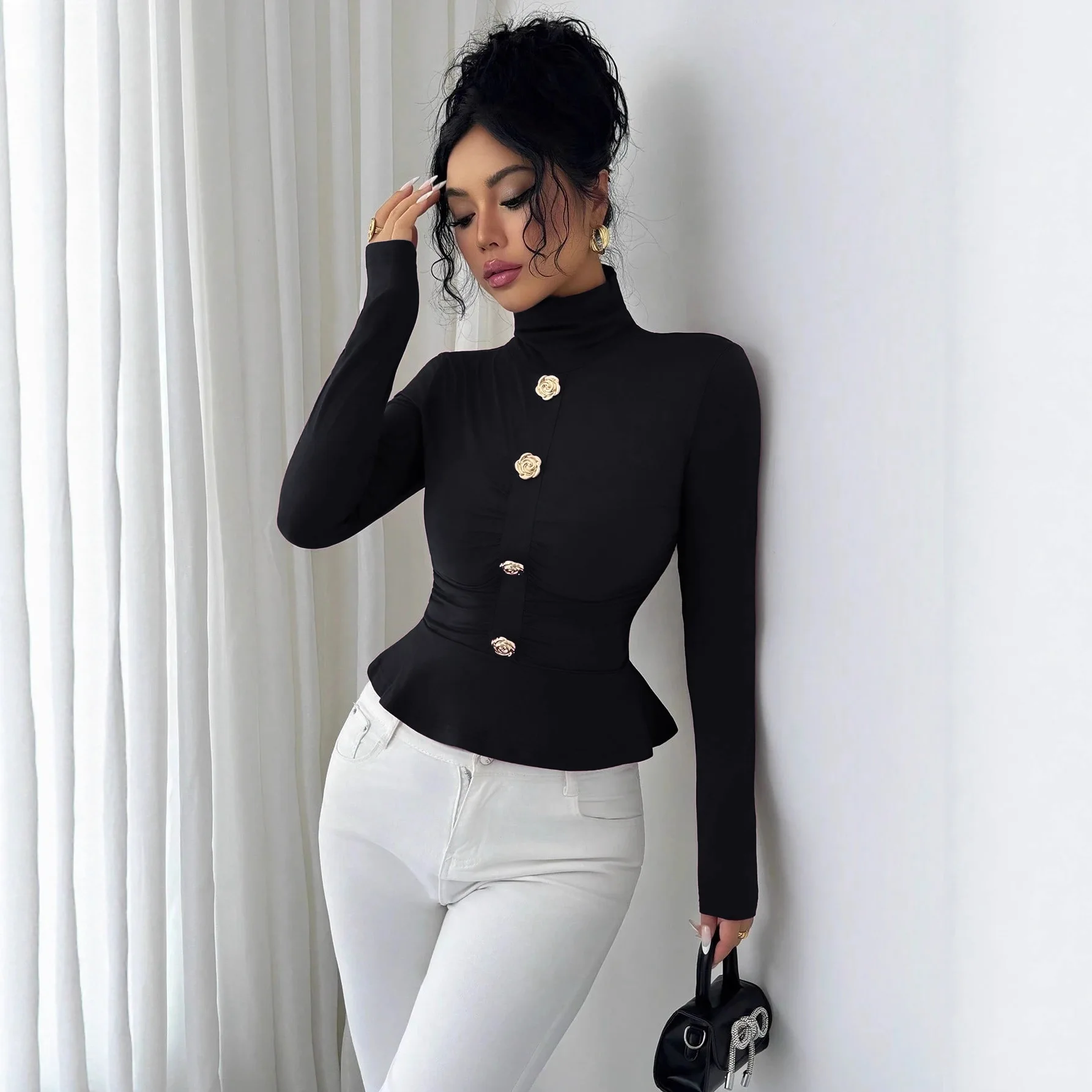 เสื้อผู้หญิงทรงเข้ารูป แต่งจีบ ประดับหัวเข็มขัดโลหะรูปดอกกุหลาบ คอสูง รุ่นใหม่ ฤดูใบไม้ร่วงและฤดูหนาว ปี 2026 จากยุโรปและอเมริกา