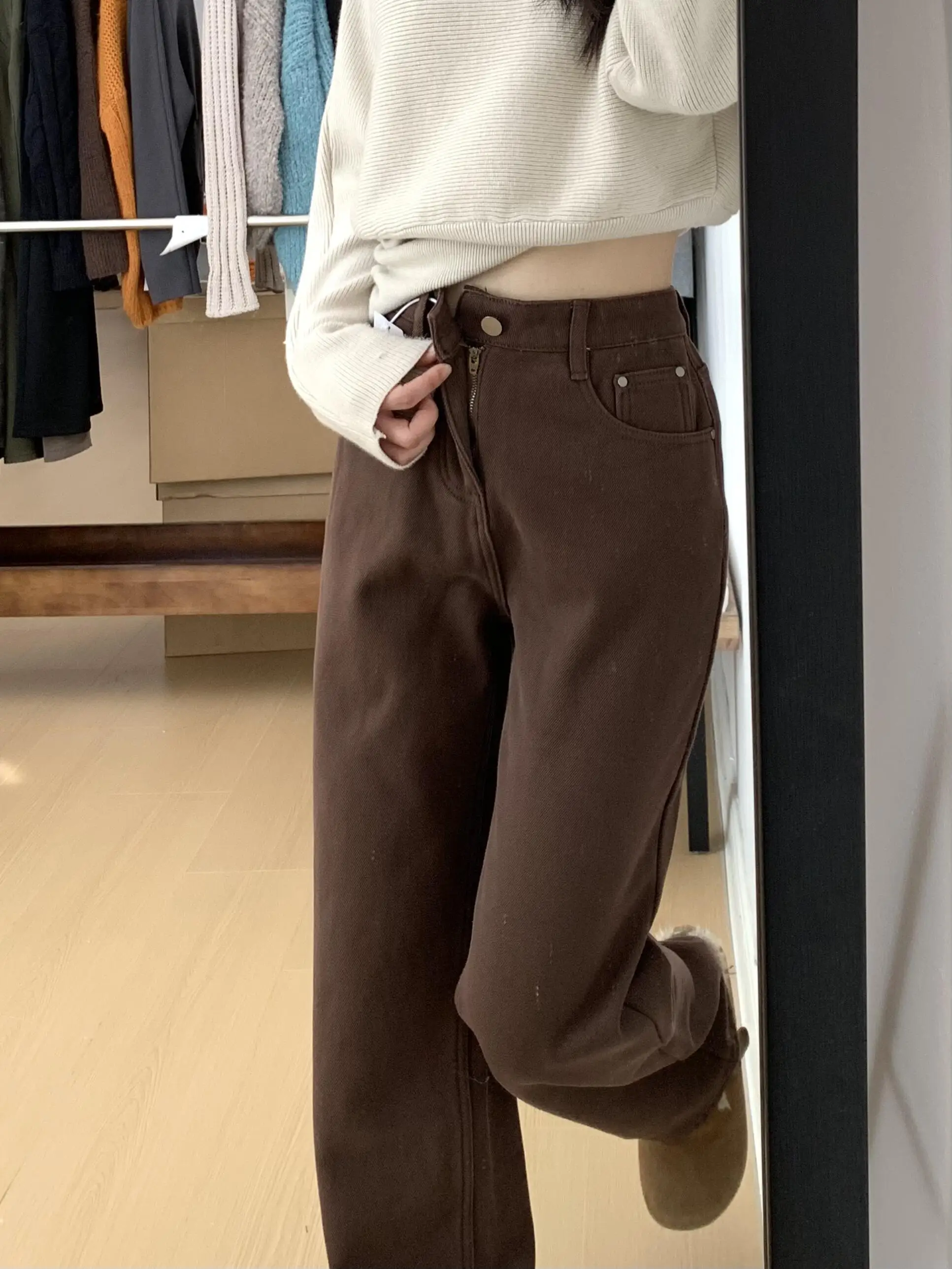 

Ретро-джинсы американского стиля кофейного цвета с флисовой подкладкой, толстые, с высокой талией, широкими штанинами, прямого кроя, стильные и теплые.