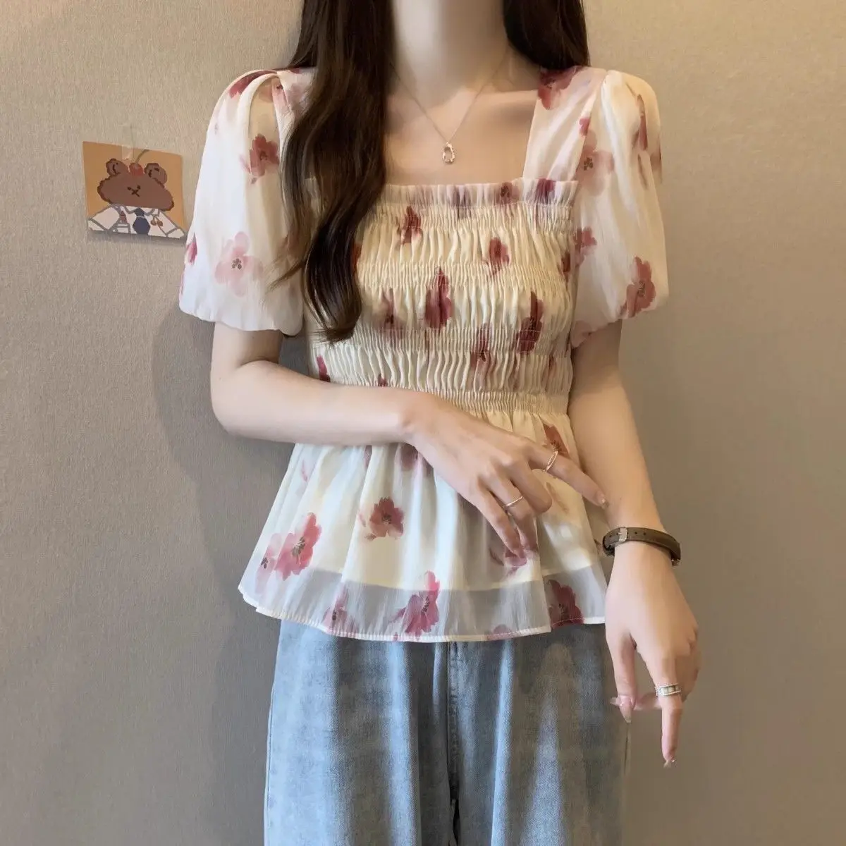 Chemisier en mousseline de soie florale à épaules carrées françaises avec ourlet à volants, haut fluide d'été