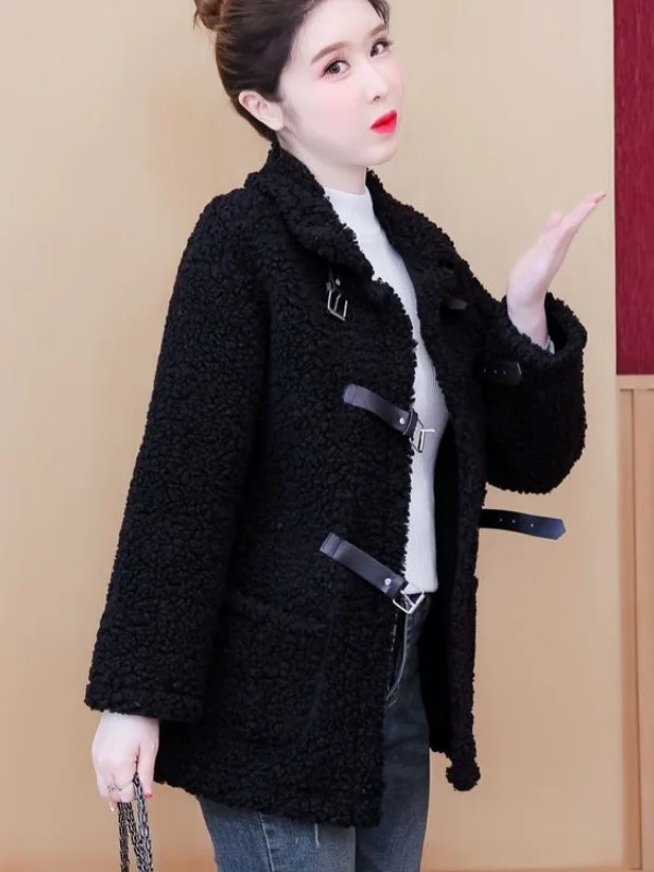 เสื้อโค้ทกำมะหยี่ขนแกะเทียมทรงโอเวอร์ไซส์สำหรับผู้หญิง สไตล์เกาหลี รุ่นใหม่ สำหรับฤดูหนาว ให้ความอบอุ่น พร้อมกระเป๋าข้าง