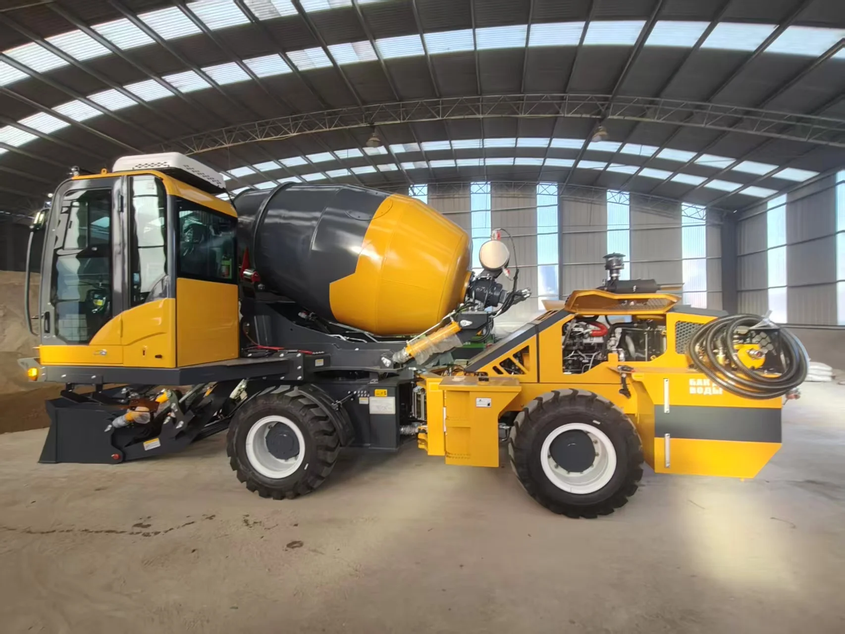 2.6m3 Self Loading High Quality Fully Automatic Feeding Concrete Mixer Truck with Cement Mixer Tank Truck Cement Mixer