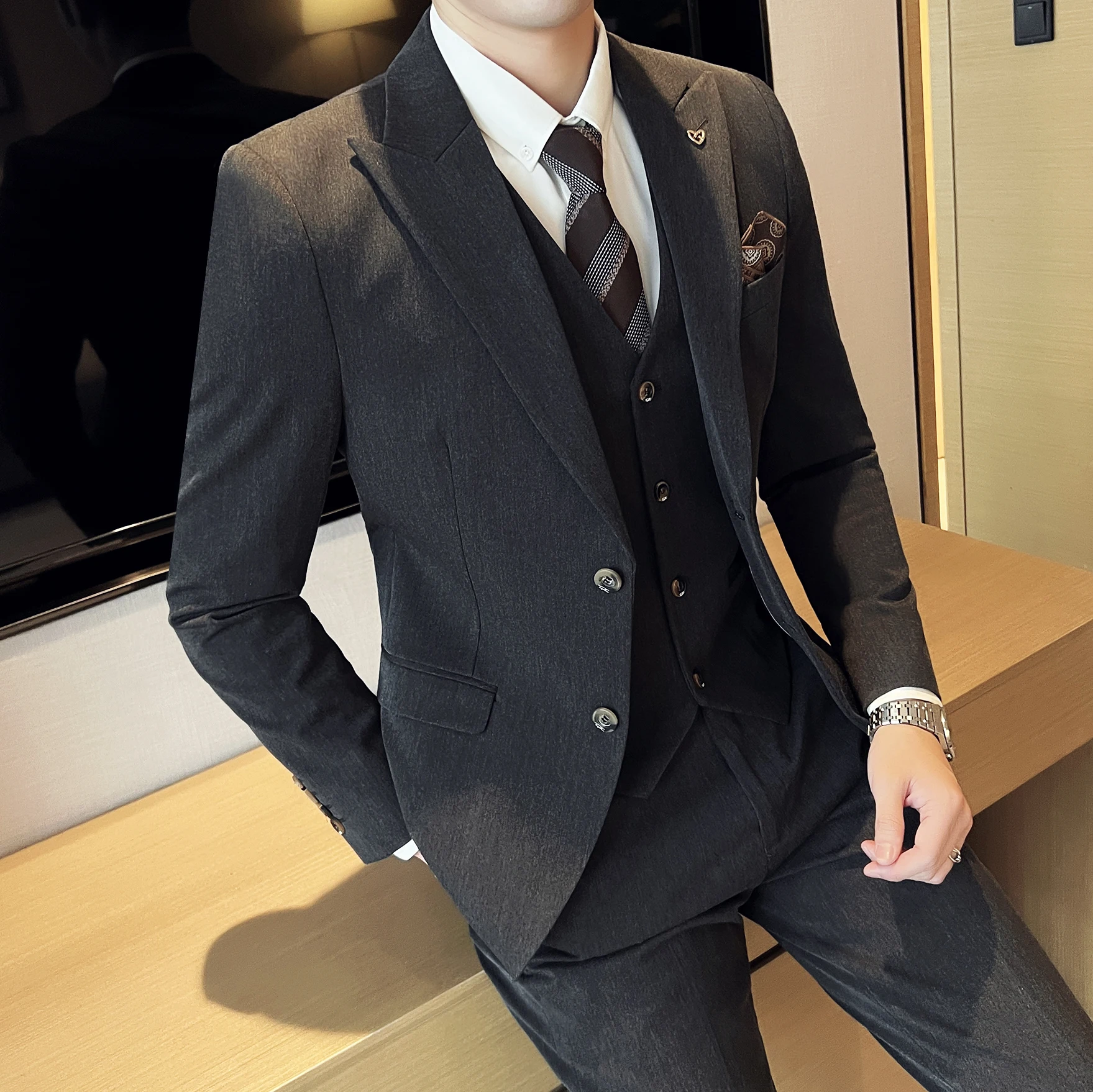 

High Quality Fashionable Stylish Business Casual Two Button Mens Suit Korean Fitted Three Piece Suit Set