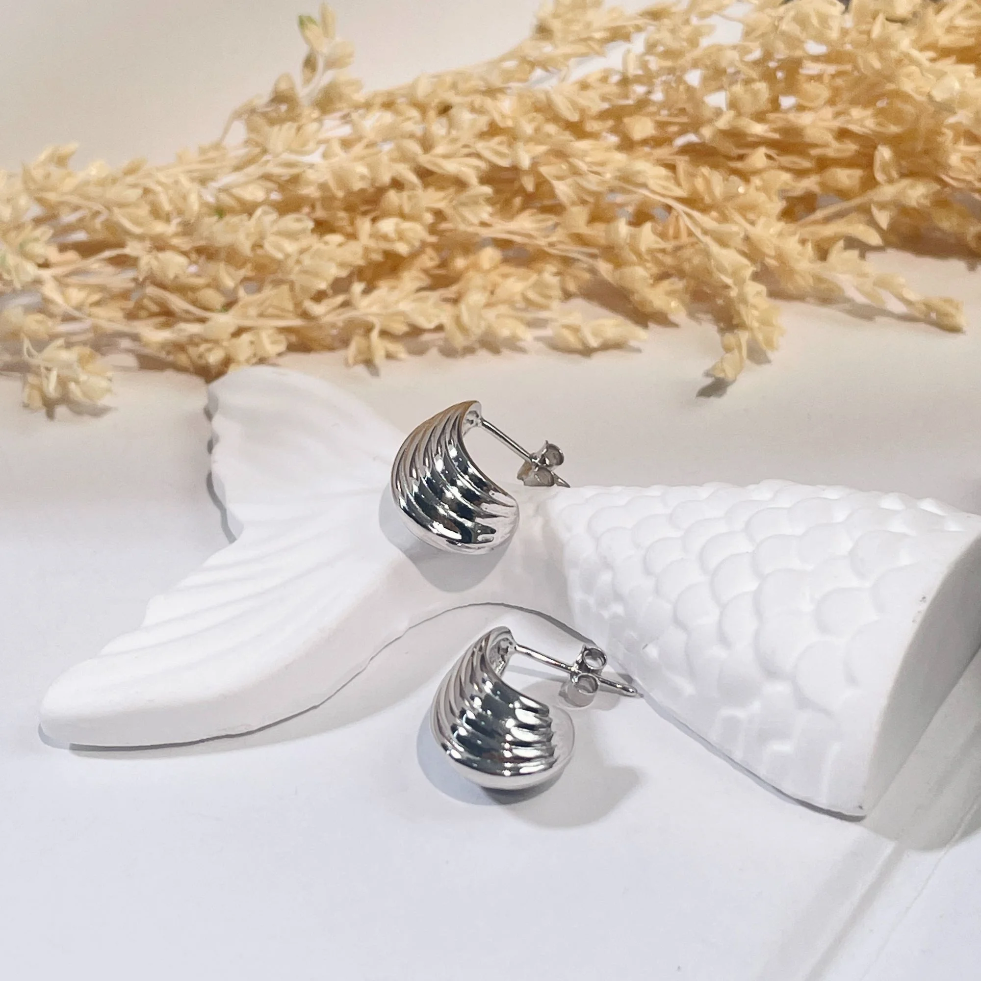 

Креативные глянцевые серьги в форме капли с пухлой нитью для женщин, персонализированный дизайн гусеницы с вырезом в виде цветка, ювелирный аксессуар