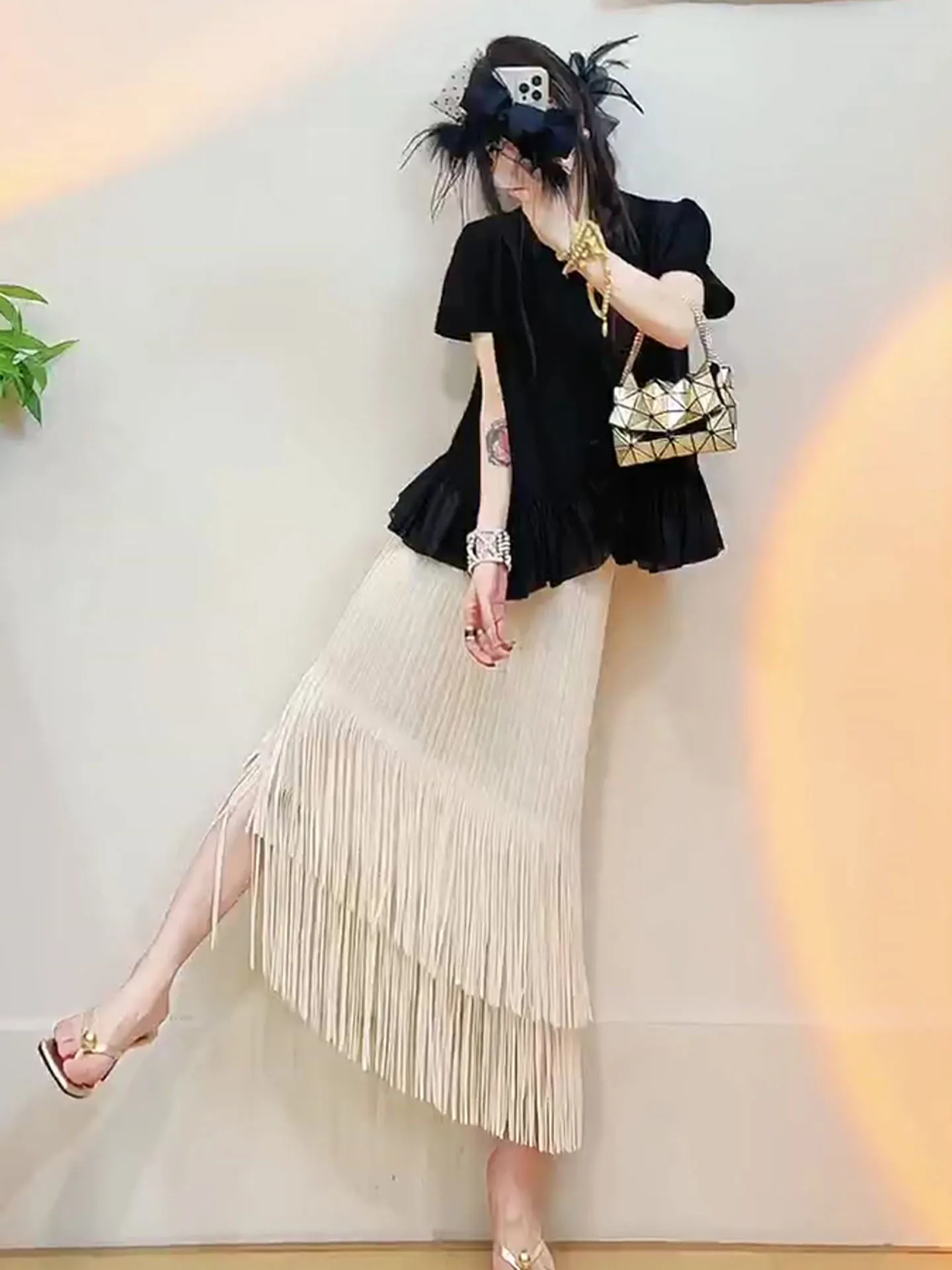 

Черный комплект с короткими рукавами, плиссированной юбкой и топом с рюшами по низу, минималистичный летний модный комплект из полиэстера с круглым вырезом, пуловер