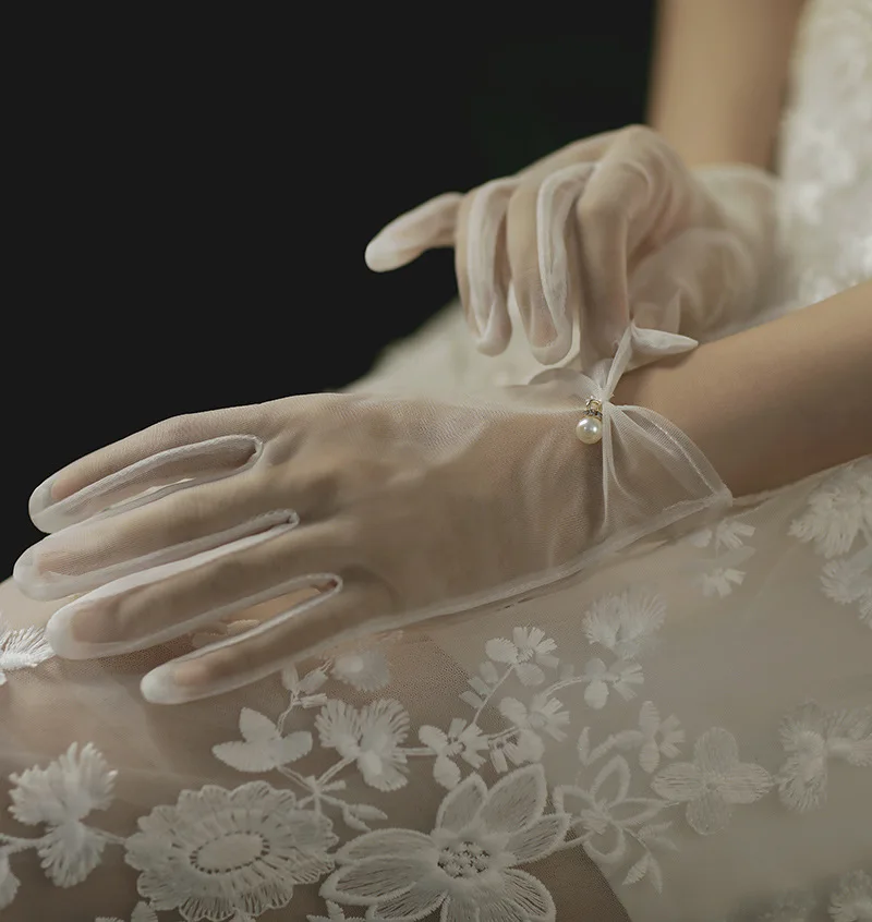 Guantes de satén blanco para vestido de novia, guantes cortos elegantes con lazo de perlas y pétalos, guantes de novia de malla, accesorios fotográficos versátiles, retro perla