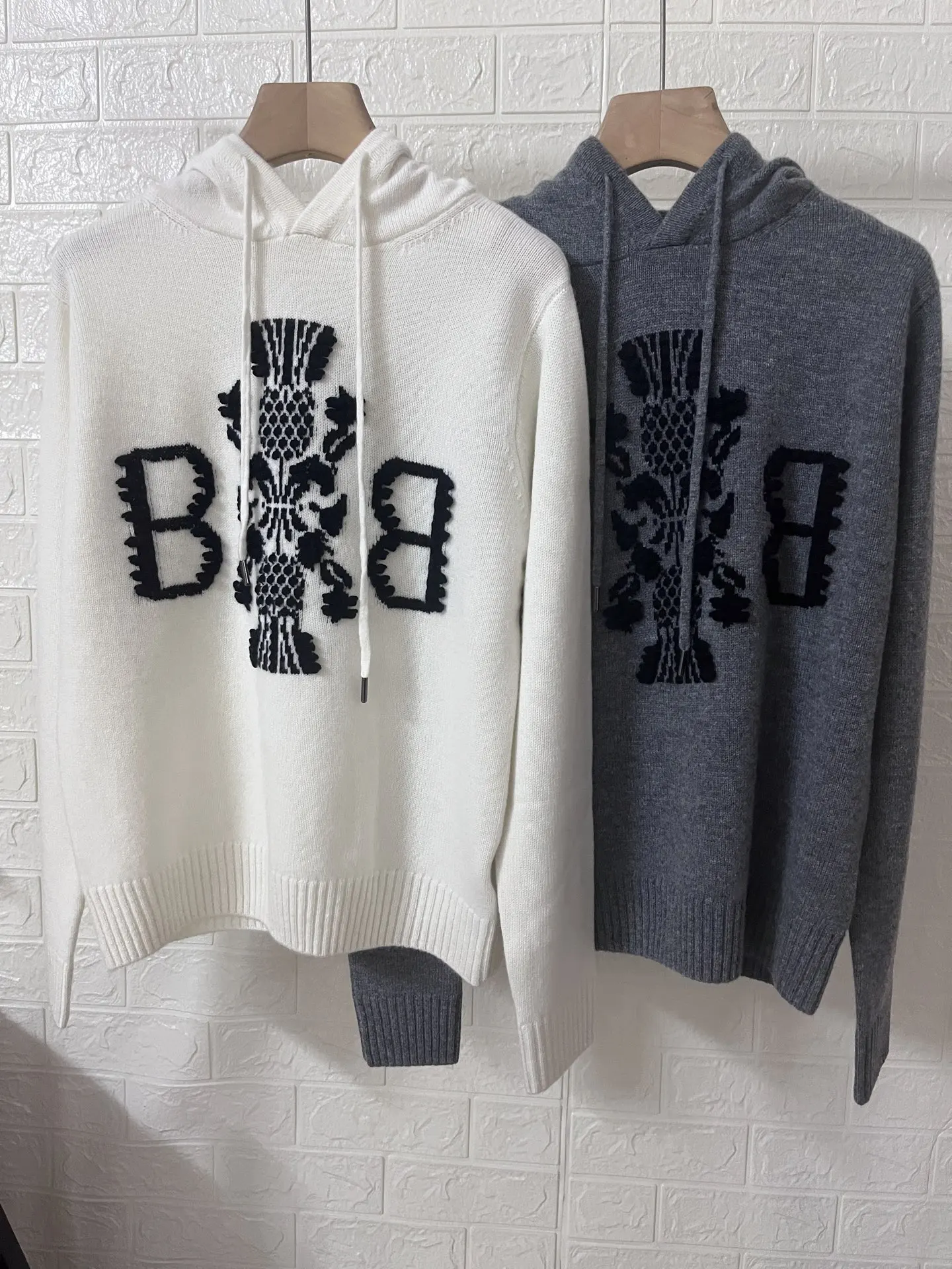 

2025 new V-neck embroidered contrast-colored letter style elegant commuting long-sleeved cardigan sweater