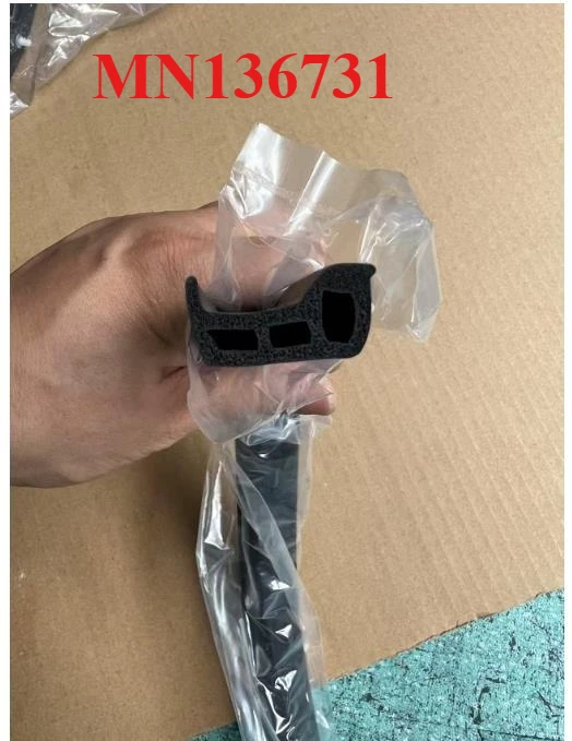 135.5cm Front Hood Rubber Seal for Pajero Sport Petrol 2002-2006 K90 MN136731 Bonnet Strip for Montero Sport Protect No Diesel view 2